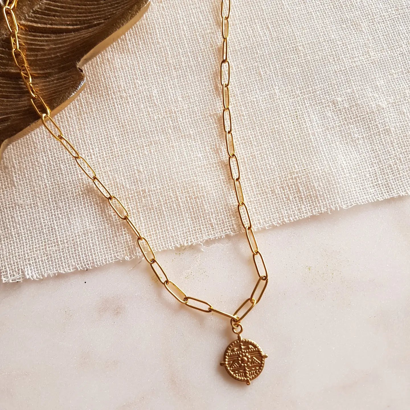 Goldene Halskette, SCOTT