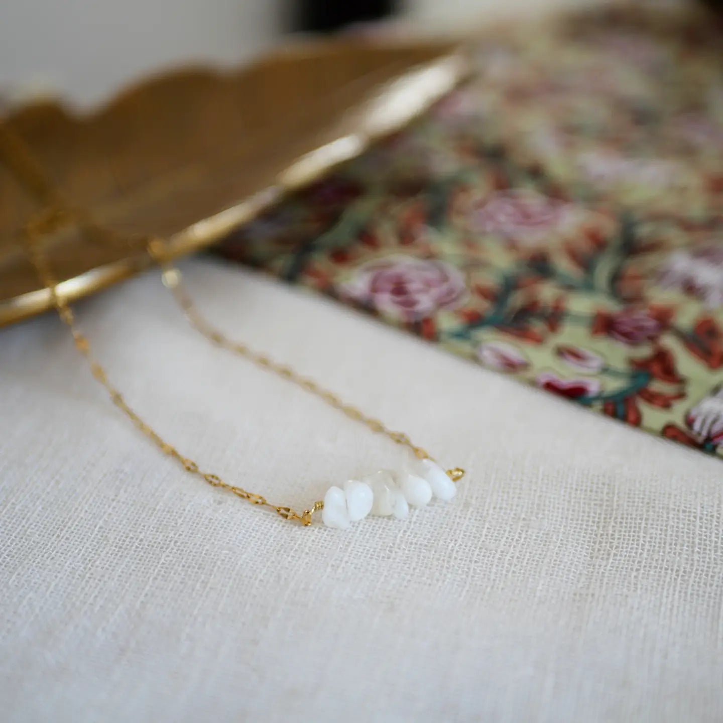 Goldene Halskette mit Mondstein