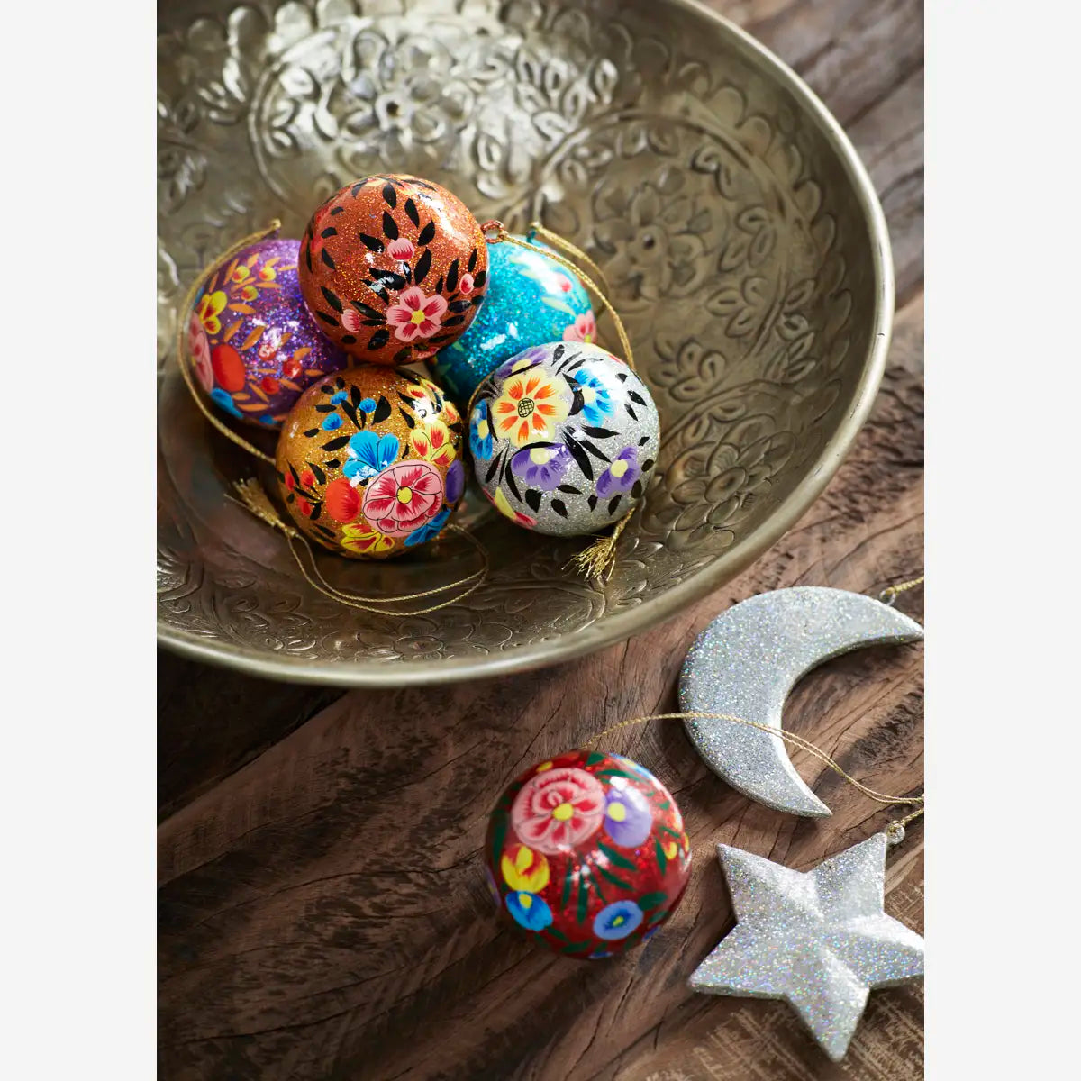 Handbemalte Kugeln mit Glittereffekt - aus Pappmache
