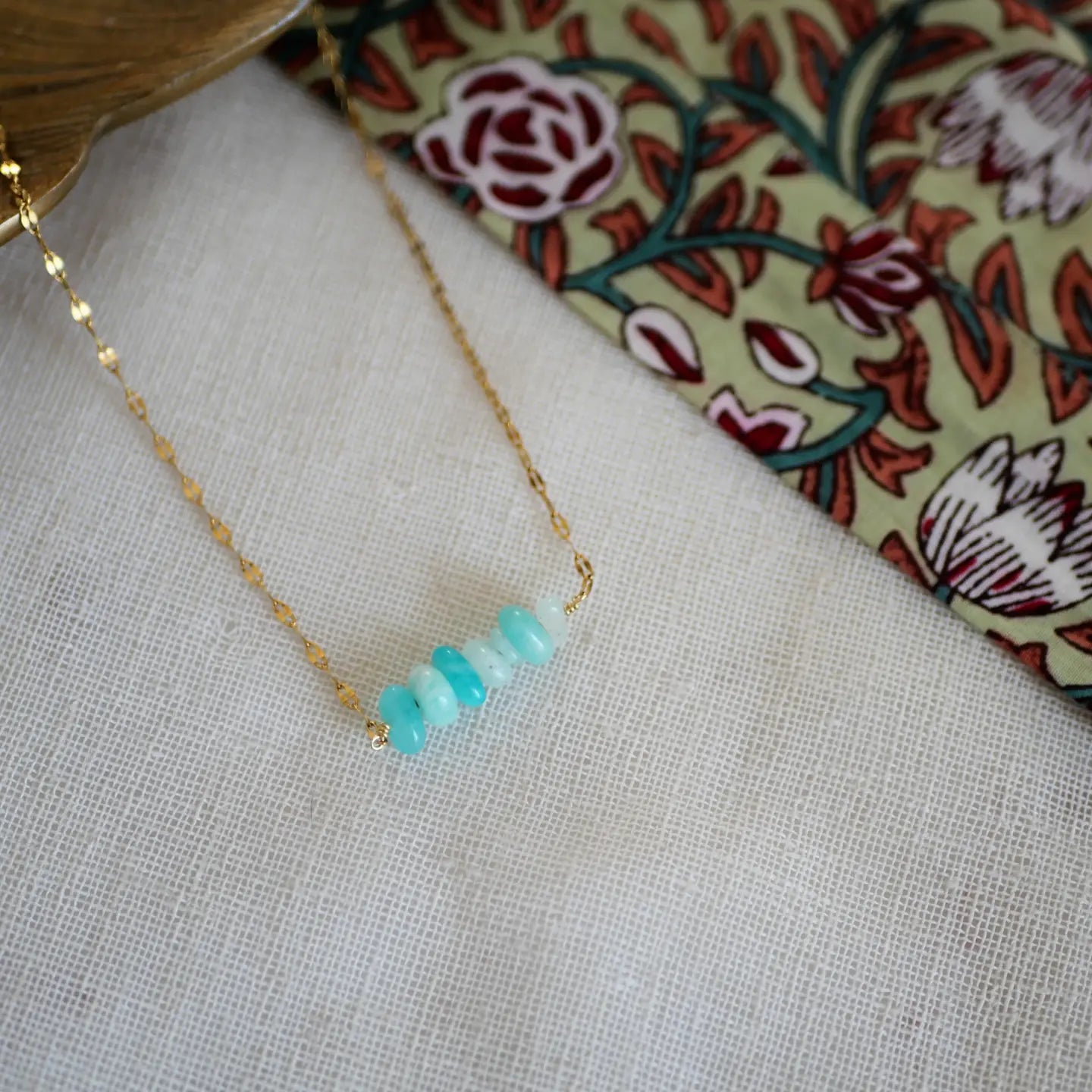 Goldene Halskette mit Amazonit